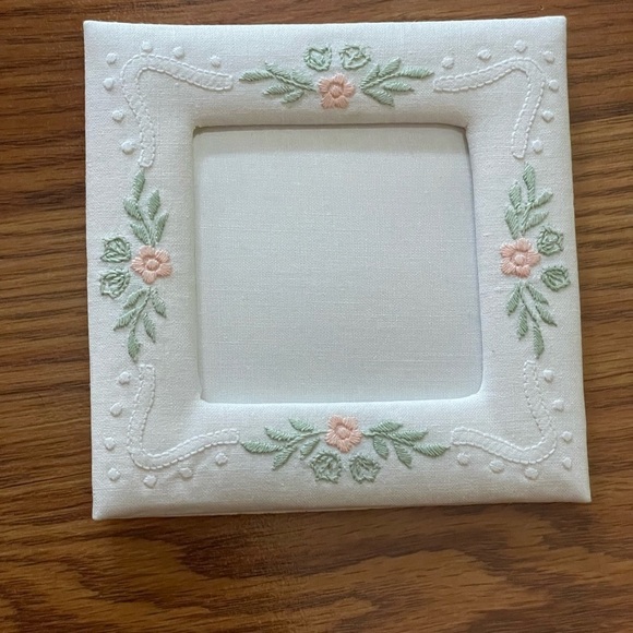 Vintage fabric photo frame with floral embroidery - Picture 1 of 7